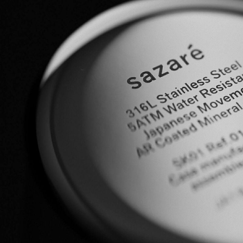 sazare SK01の鏡面仕上げされた裏蓋